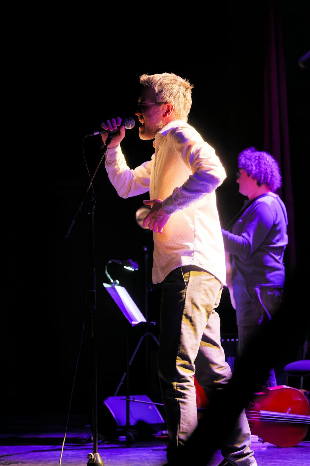 singer arguing on stage